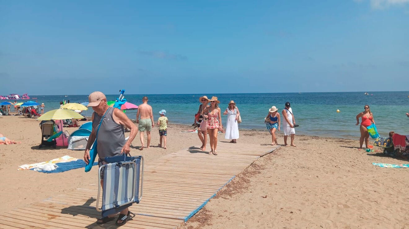 Usuarios durante el cierre de playas en Dénia el 15 de julio de 2025