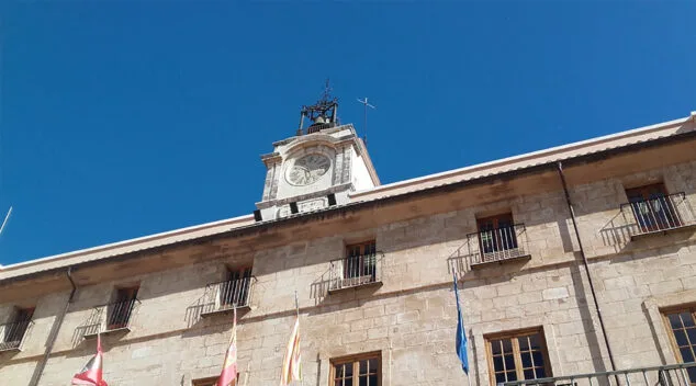 ventanas y reloj del ayuntamiento de denia