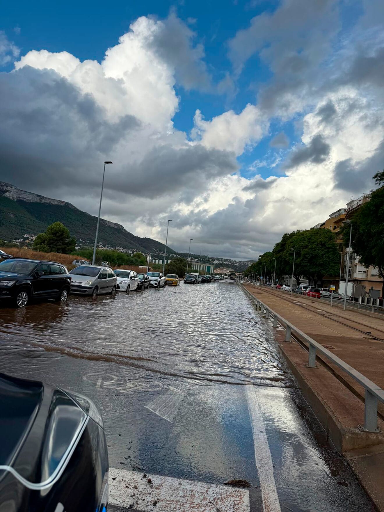 Vía Joan Fuster cerrada en Dénia por el agua