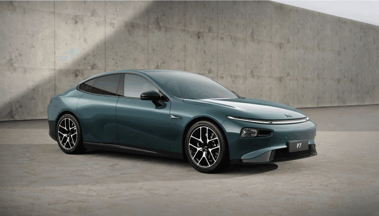 XPENG P7 de color verde metalizado