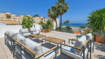 Zona de comedor al aire libre con mobiliario completo
