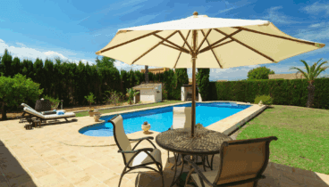 Zonas exteriores cuidadas con vegetación autóctona