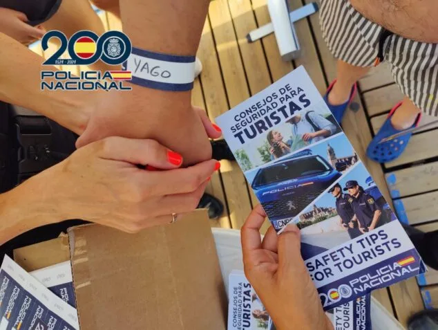 Dénia se blinda para el verano: más agentes, pulseras para niños y vigilancia en playas 1 Imagen: Agentes uniformados pertenecientes a la Comisaría de Denia, estarán presentes en los puntos y horarios de máxima confluencia de personas tanto en playas, como en las calles principales de la localidad