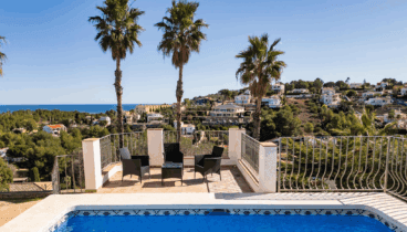 Área chill-out con sofá exterior y barra