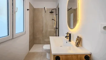 Baño completo con acabados sencillos