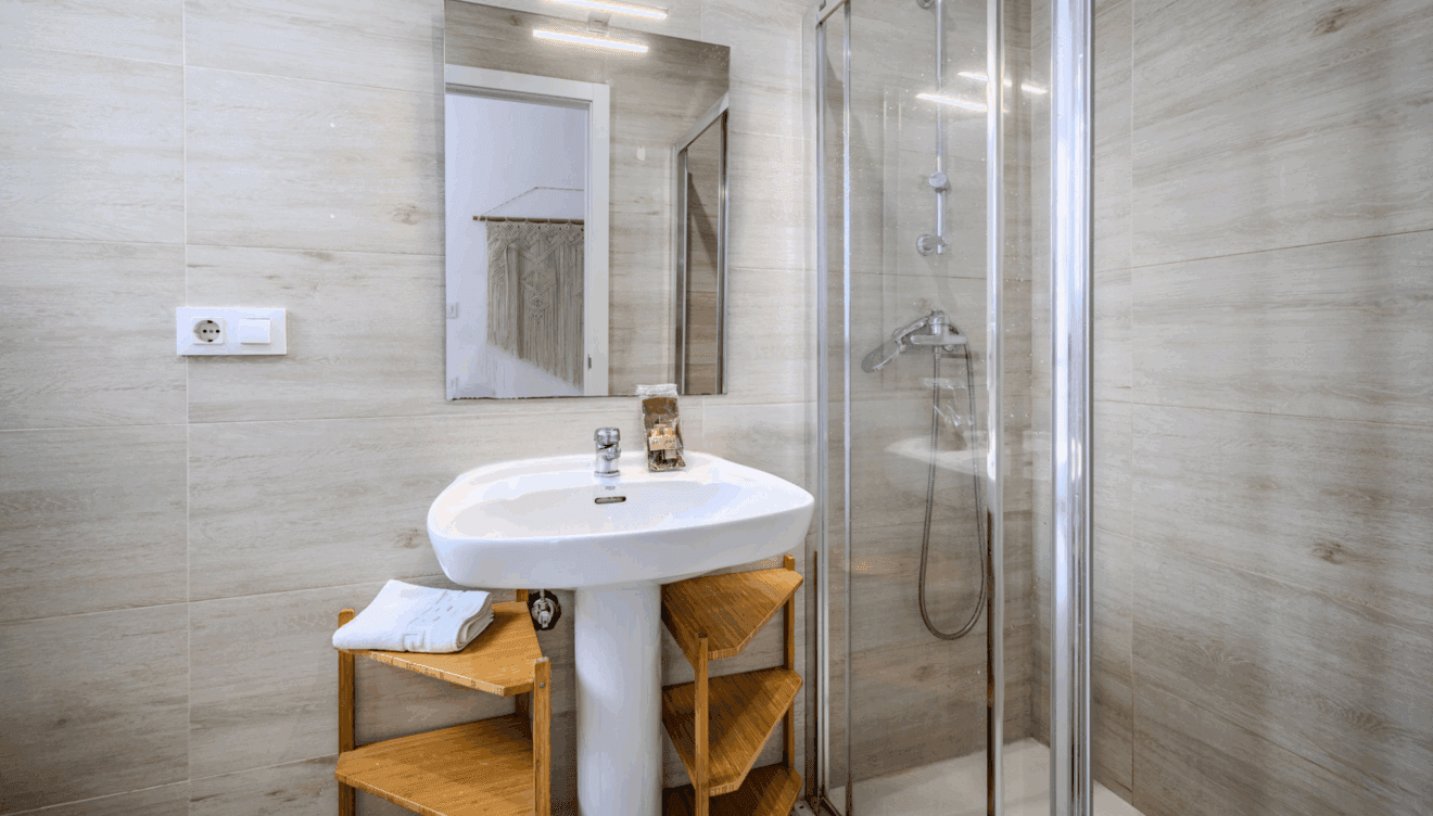 Baño con ducha bien distribuido