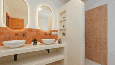 Baño con ducha para un descanso renovador en Dénia