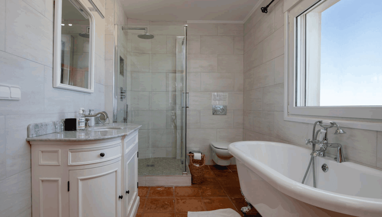 Baño en suite con ducha y mobiliario moderno