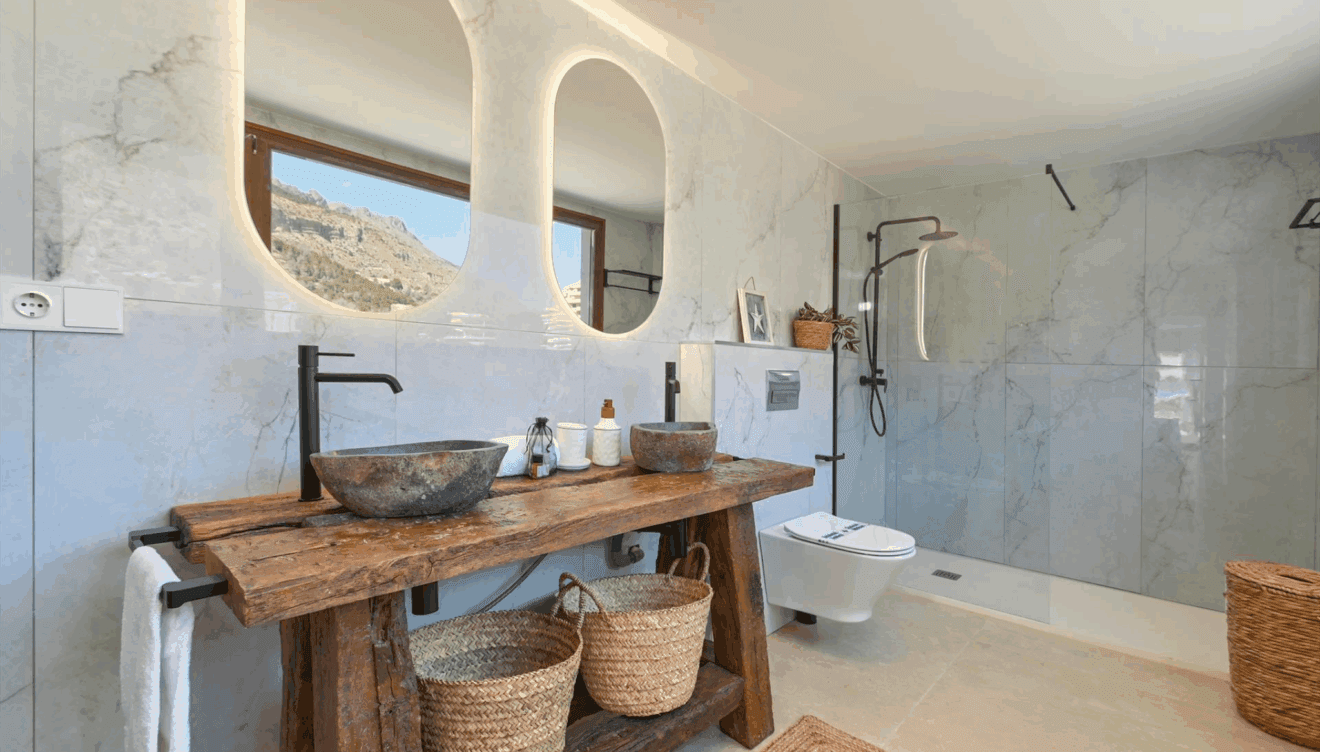 Baño en suite con lavabo sencillo y ducha en Costa Blanca
