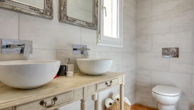 bano principal con banera ducha y lavabo doble