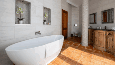 Baño privado con ducha y detalles en cerámica