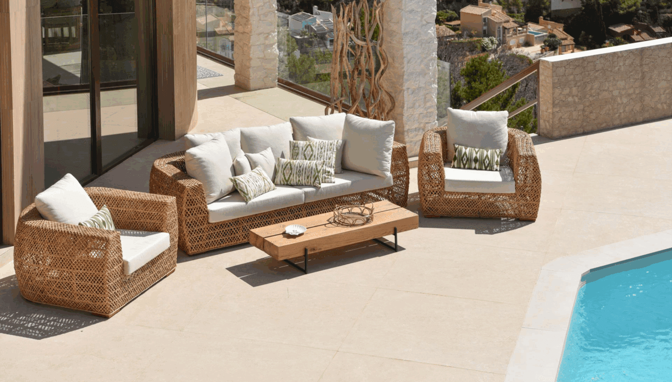 Chillout con iluminación nocturna en villa vacacional