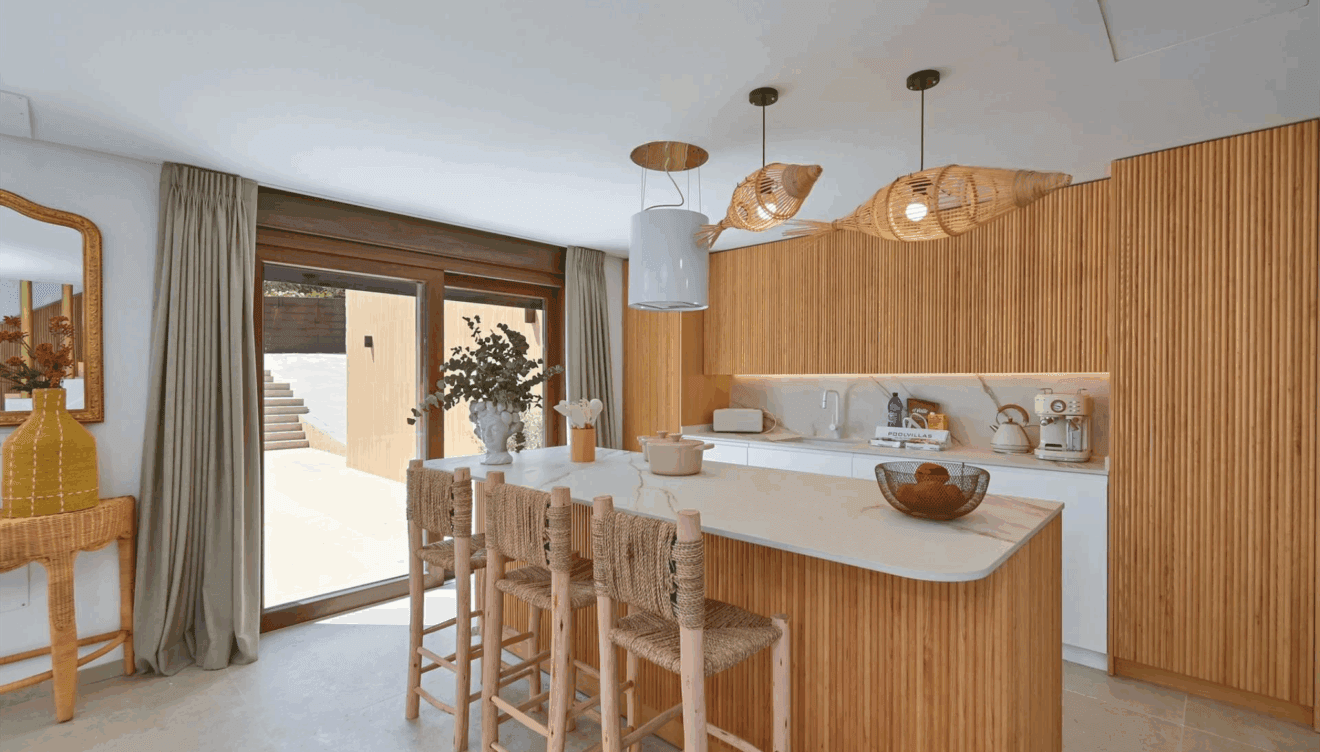 Cocina abierta totalmente equipada en villa vacacional de Altea