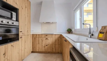 Cocina equipada con salida al exterior