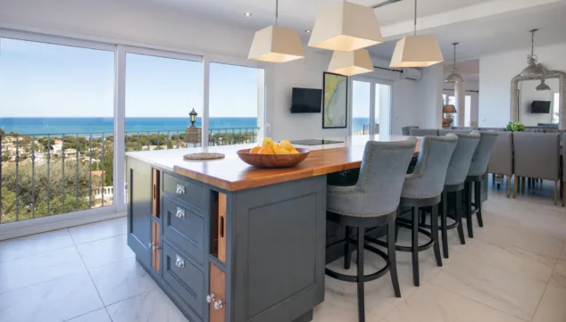 cocina totalmente equipada con dos hornos y dos lavavajillas