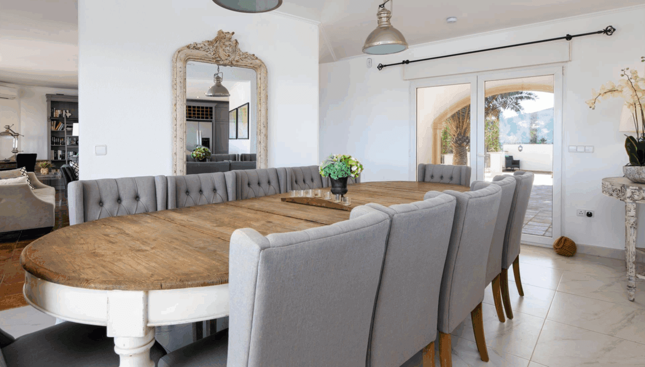 Comedor interior con capacidad para 12 personas