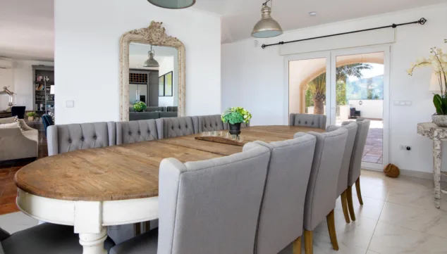 comedor interior con capacidad para 12 personas