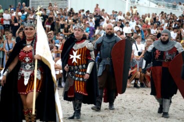 Las tropas llegan a la playa de Dénia ante la atenta mirada de cientos de personas