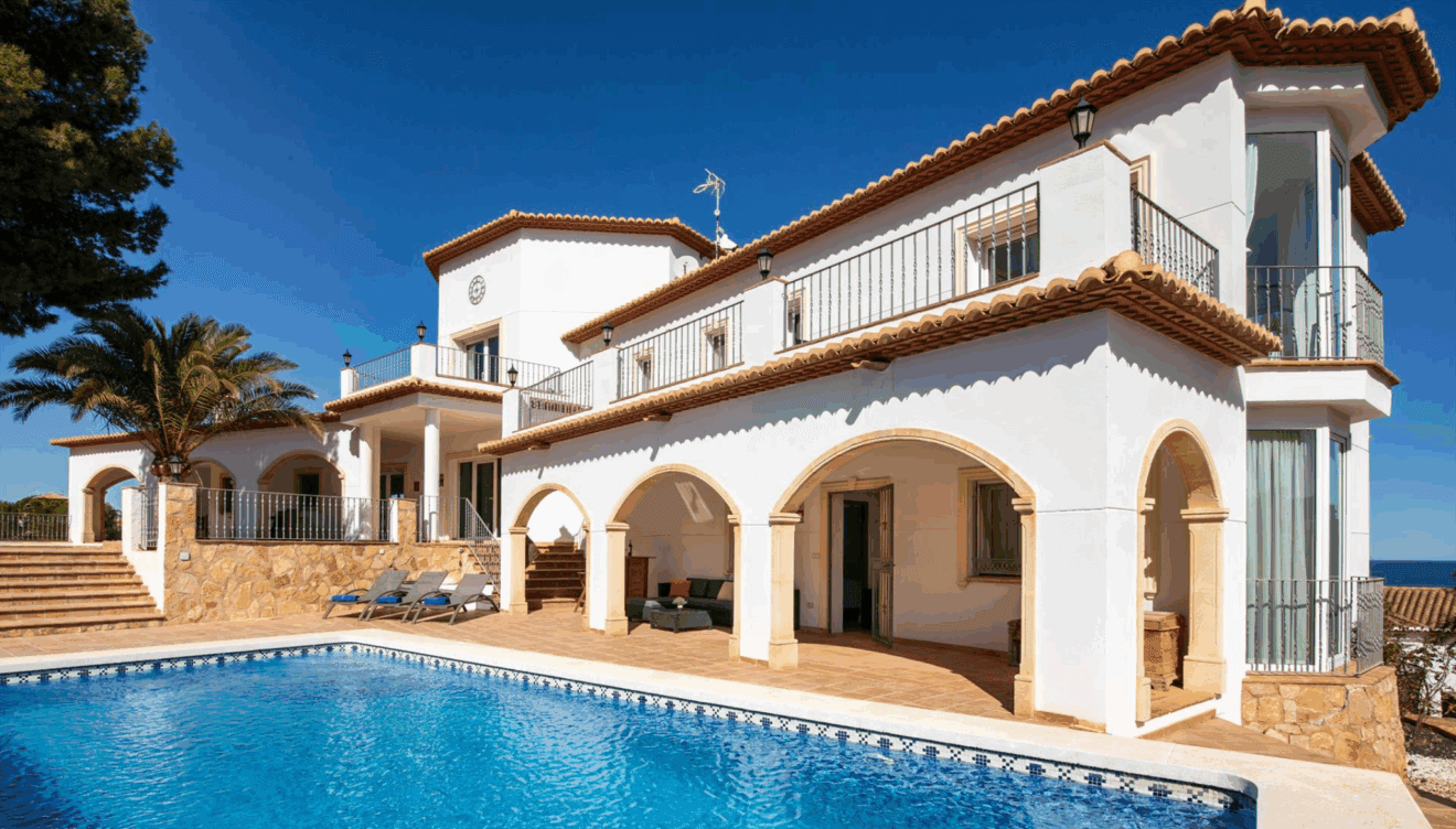 Detalle de la terraza privada con vistas al Montgó