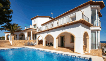 Detalle de la terraza privada con vistas al Montgó