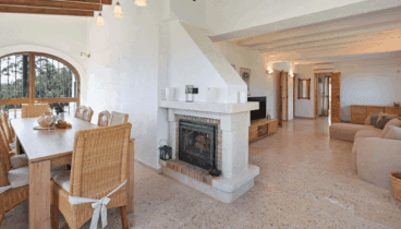 Disfruta de un comedor interior en Dénia