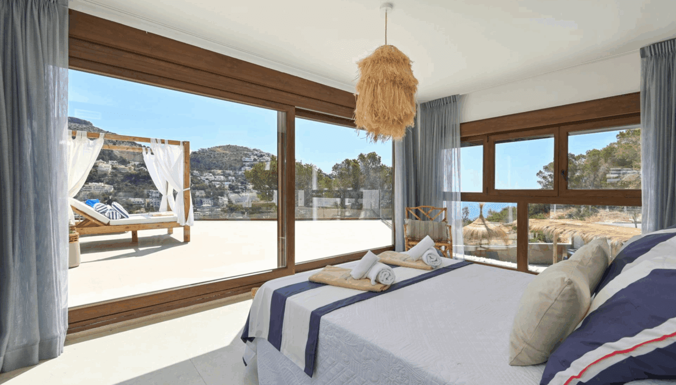 Dormitorio amplio con armario empotrado en Villa Bali