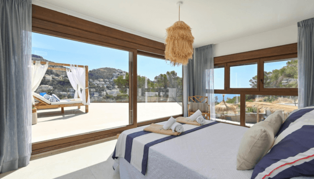 dormitorio amplio con armario empotrado en villa bali