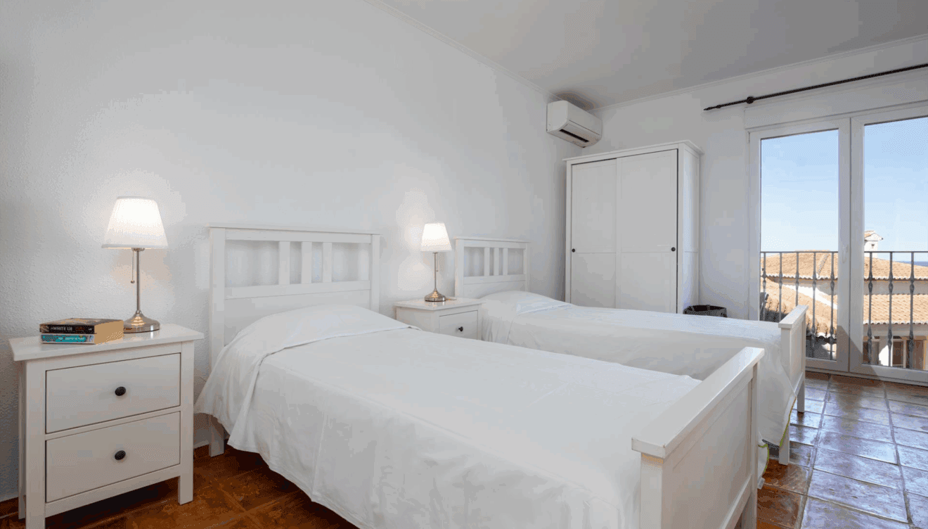 Dormitorio con cama doble y acceso a terraza con vistas al Montgó