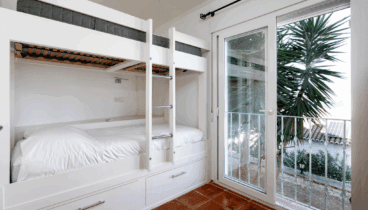 Dormitorio con dos camas individuales y baño privado