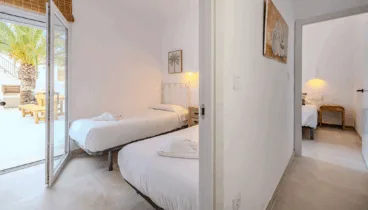 Dormitorio con mobiliario práctico y confortable