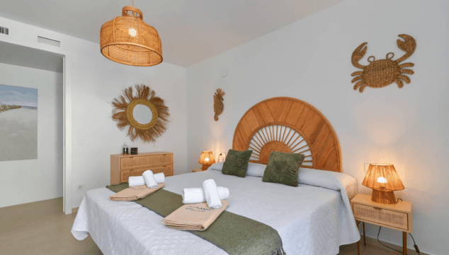 dormitorio doble con acceso a terraza en villa vacacional