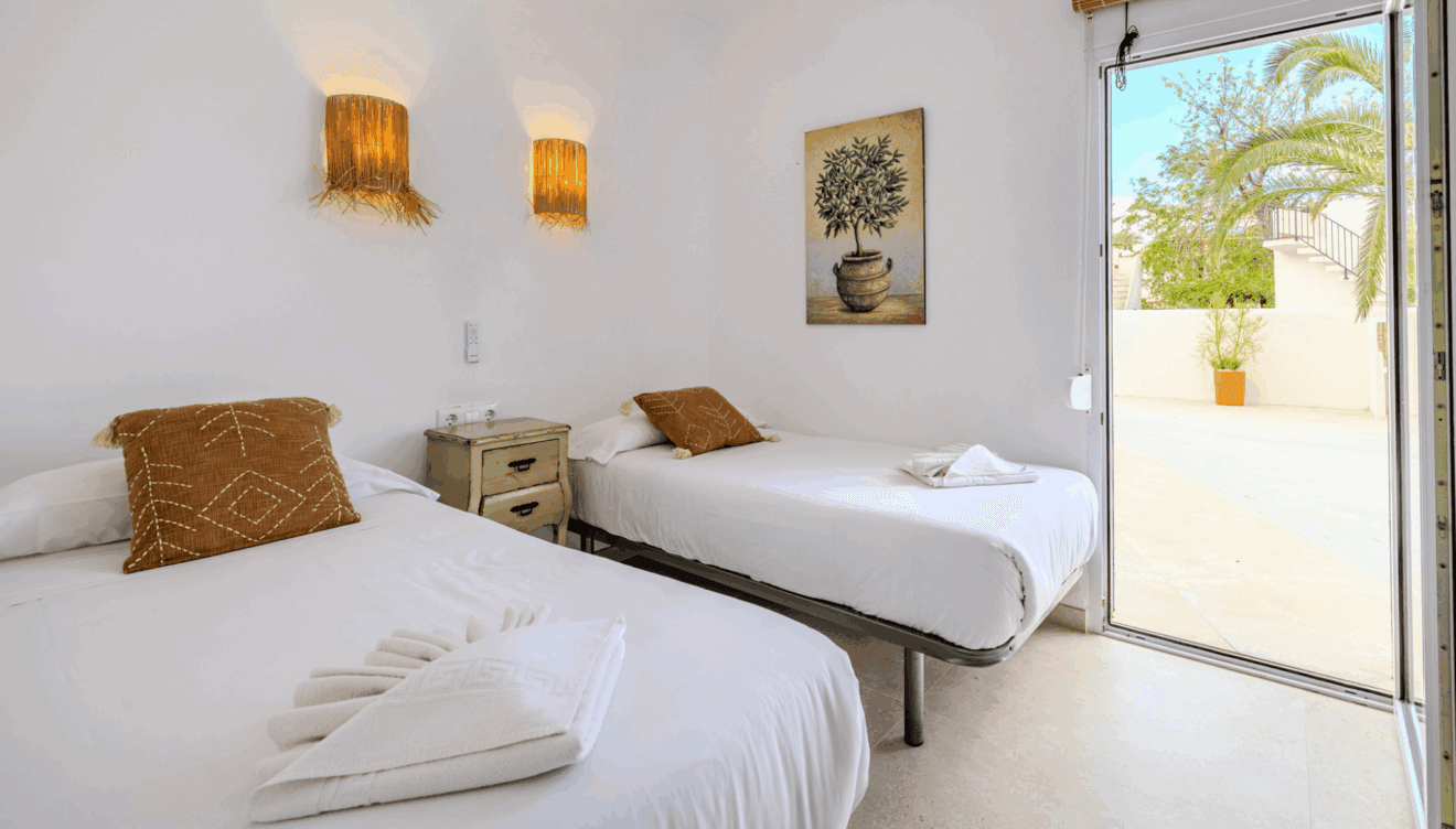 Dormitorio doble preparado para el descanso