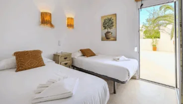 Dormitorio doble preparado para el descanso