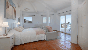 Dormitorio en torre con cama doble y vistas de 180 grados al mar