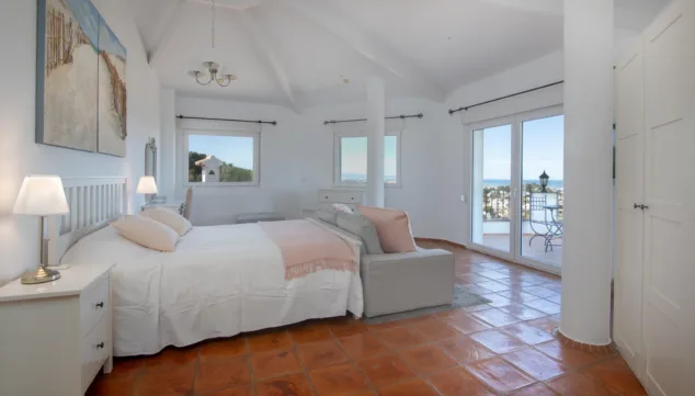 dormitorio en torre con cama doble y vistas de 180 grados al mar