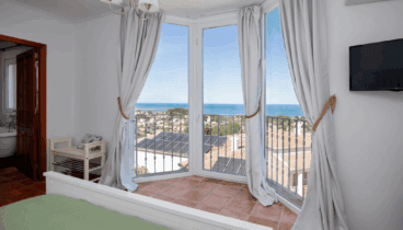 Dormitorio principal con cama doble y terraza privada