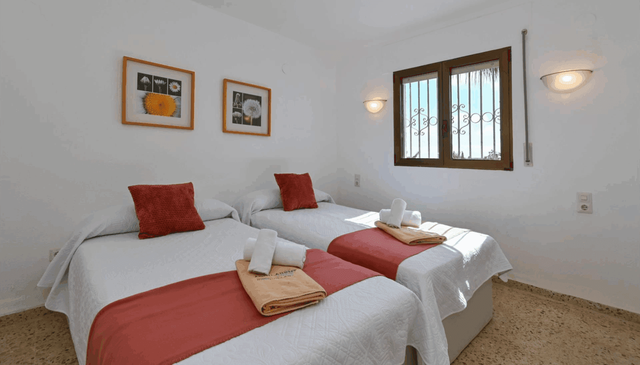 Dormitorio principal para un descanso reparador en Dénia