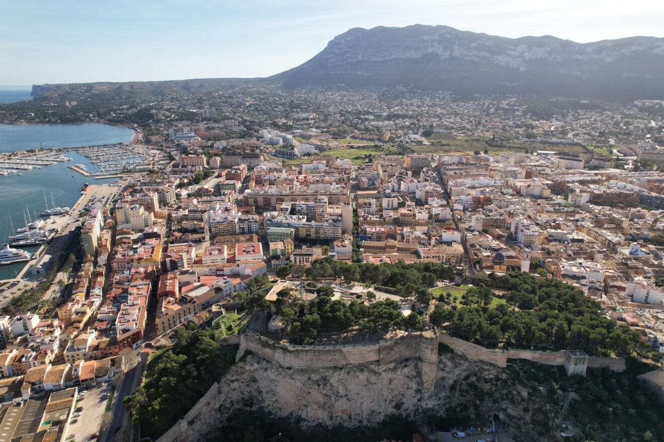 El castillo y la ciudad de Dénia desde el aire