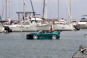 el deportivo flotando en el puerto