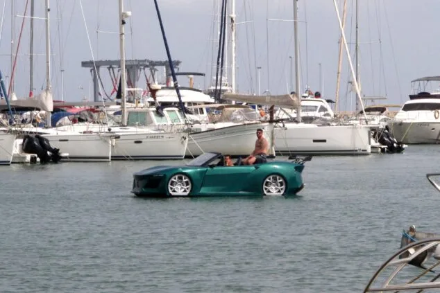 Bild: Das im Hafen schwimmende Sportboot