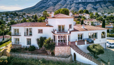 Entorno natural con la montaña del Montgó al fondo