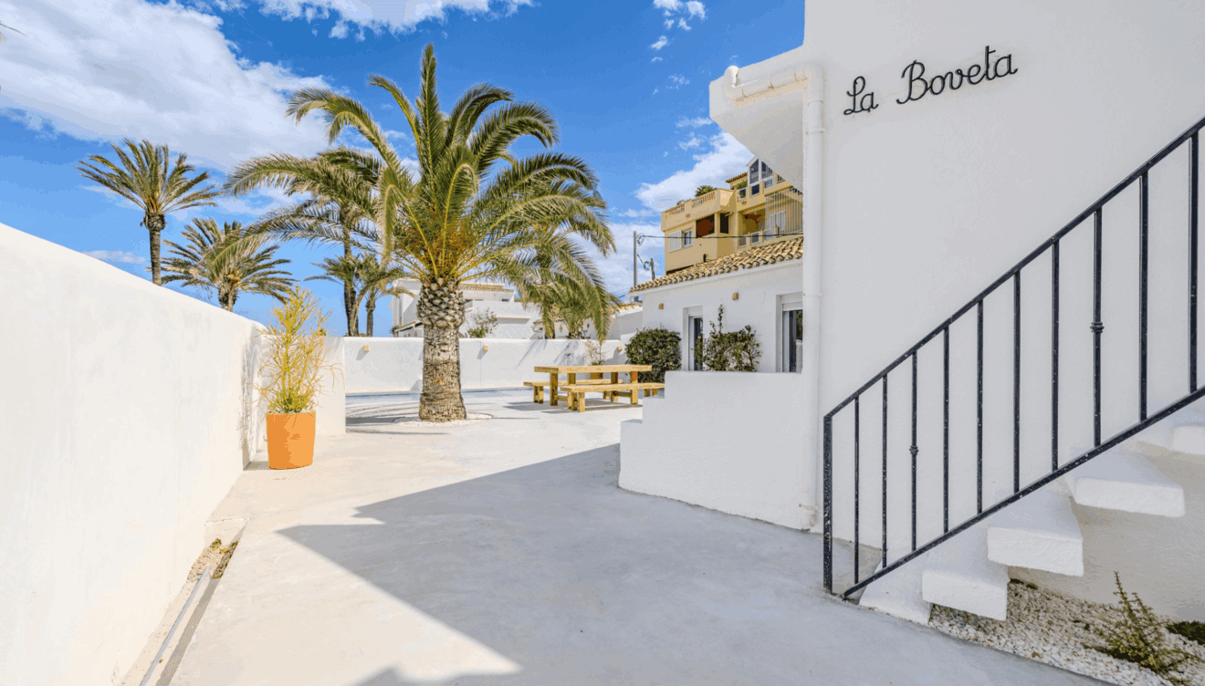 Entrada privada a la parcela de la vivienda