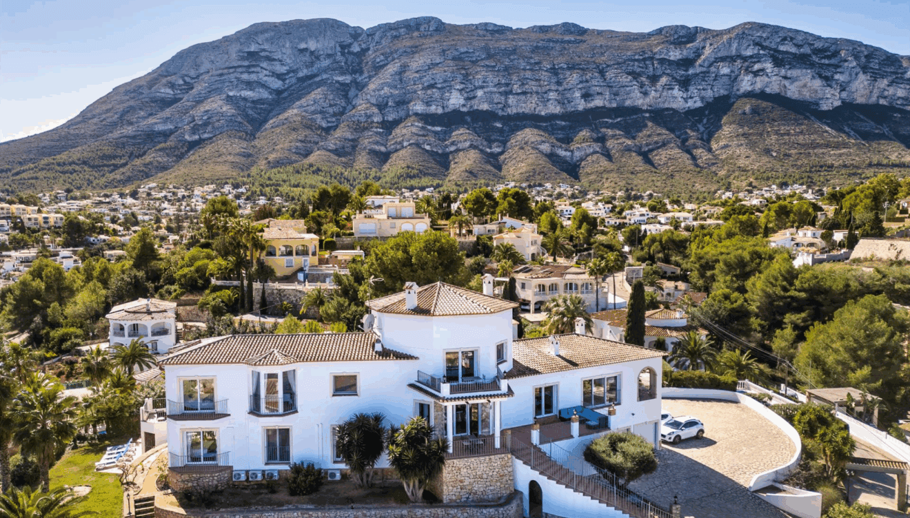 Entrada privada con rampa y aparcamiento vallado