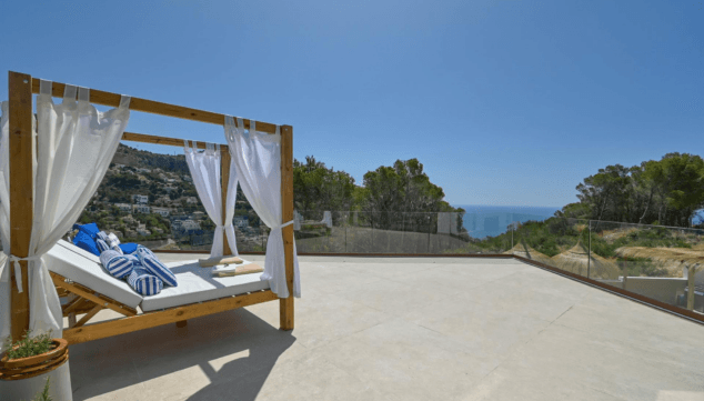 espacio chillout con sofas y mesa baja en villa bali