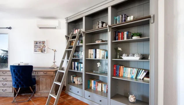 espacio de lectura con biblioteca y escritorio