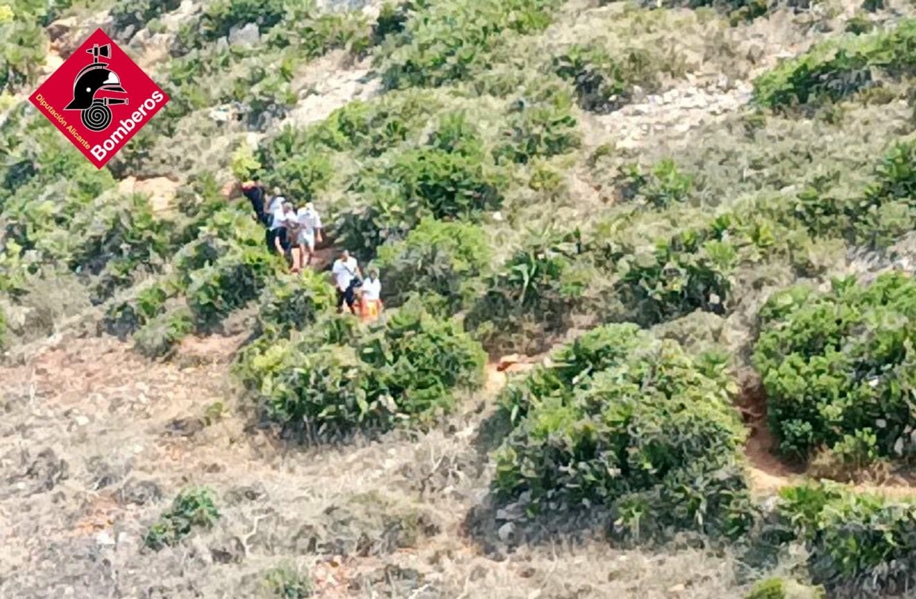 Intervención de los bomberos en la Cova Tallada para asistir a un senderista con malestar