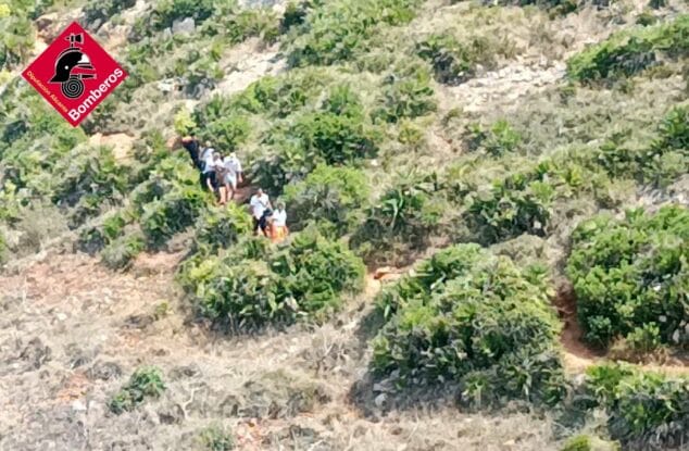 intervencion de los bomberos en la cova tallada para asistir a un senderista con malestar