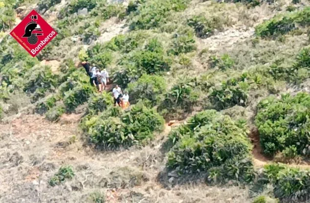intervencion de los bomberos en la cova tallada para asistir a un senderista con malestar