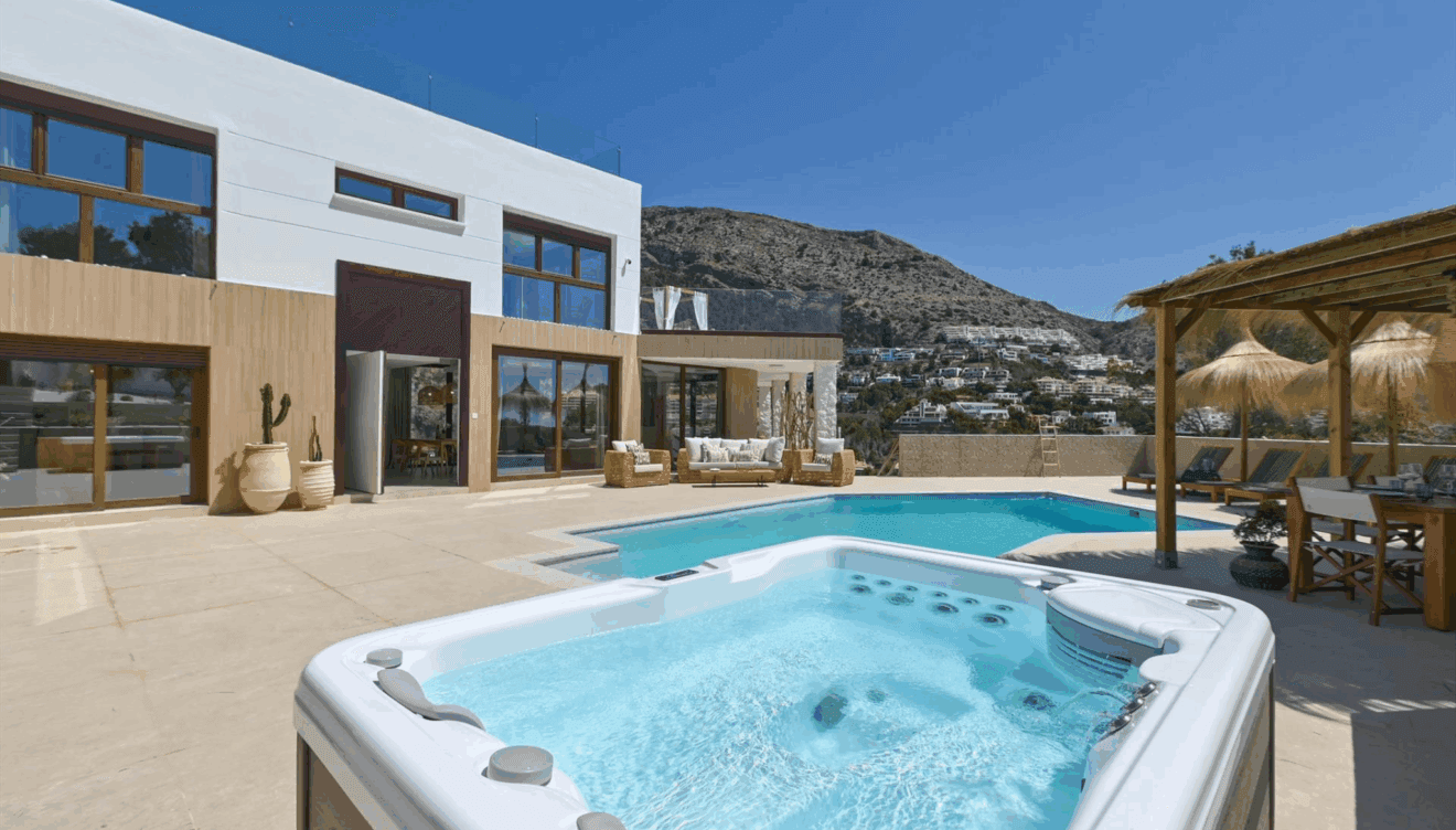 Jacuzzi exterior con vistas panorámicas en Villa Bali