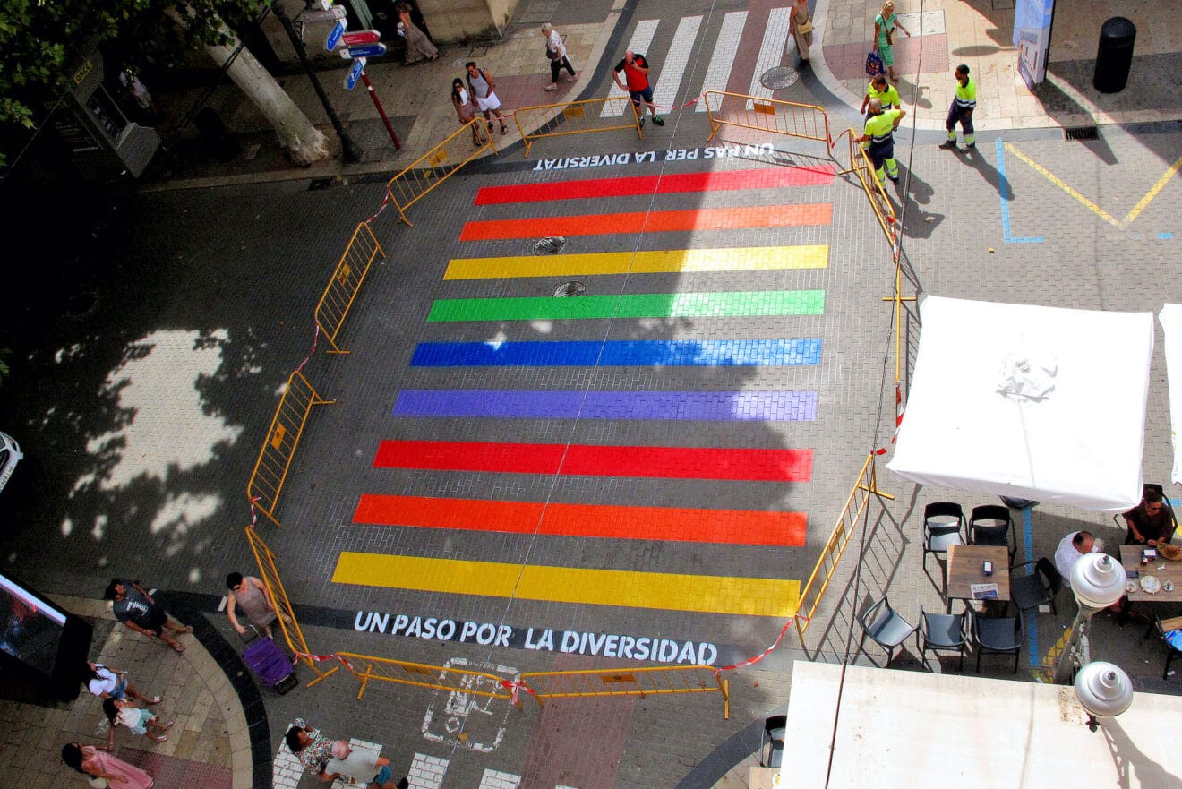 Paso de cebra por la diversidad de Dénia